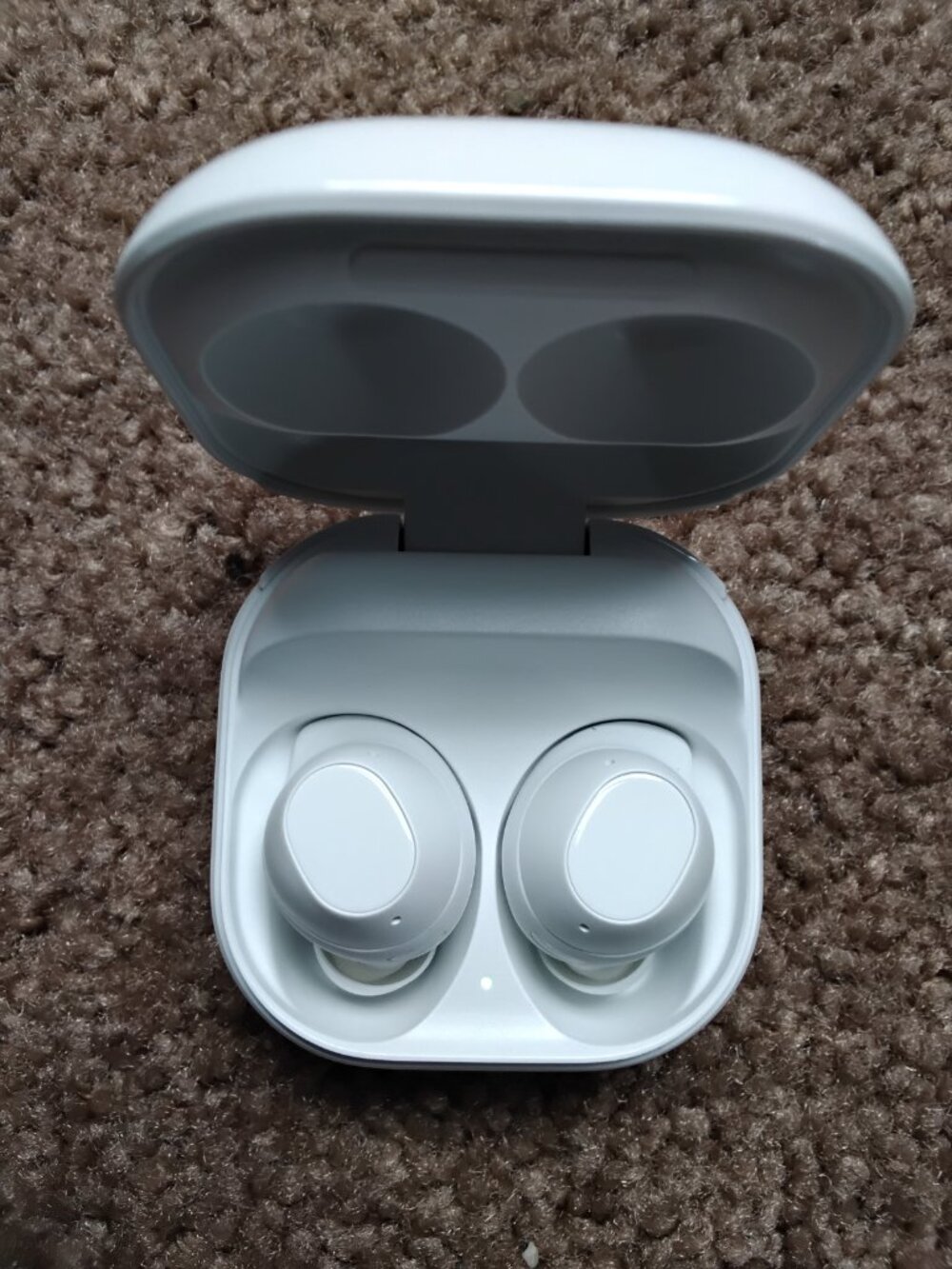 Samsung Galaxy Earbuds with Charging Case USB - Picture 3 of 11